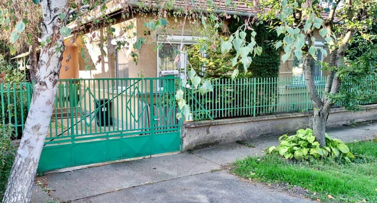 Grany'S Retro Guesthouse Near Budapest Airport Vecsés Esterno foto