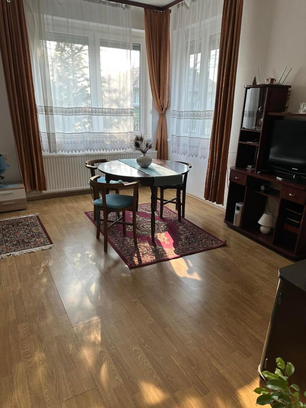 Grany'S Retro Guesthouse Near Budapest Airport Vecsés Esterno foto