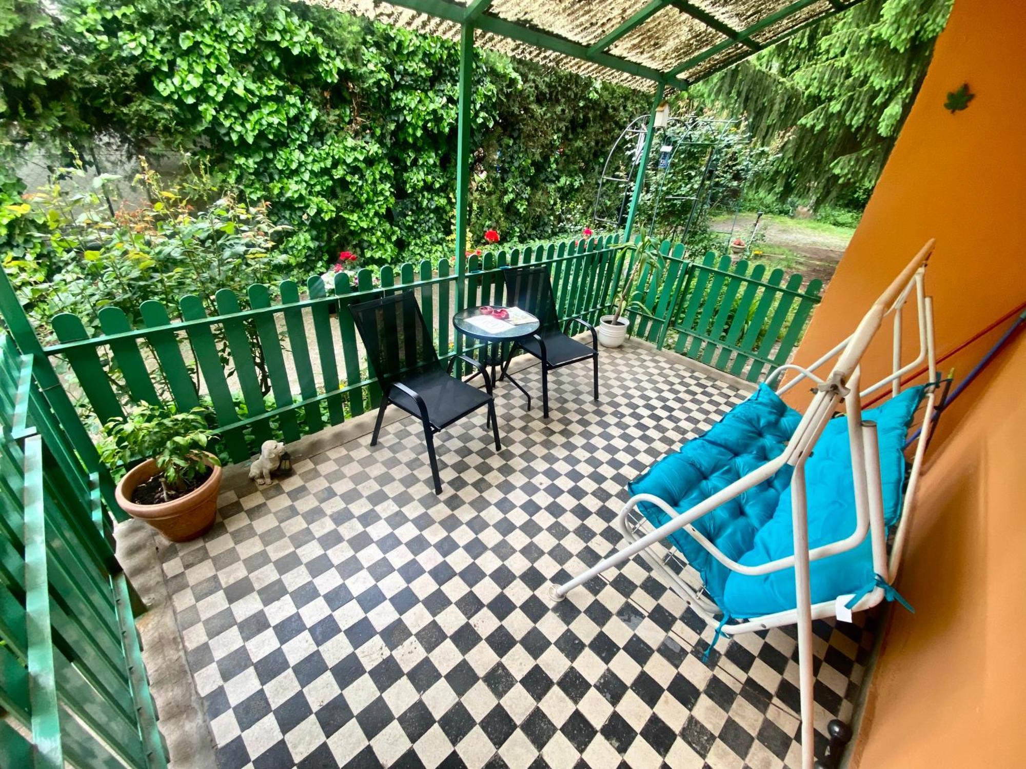 Grany'S Retro Guesthouse Near Budapest Airport Vecsés Esterno foto